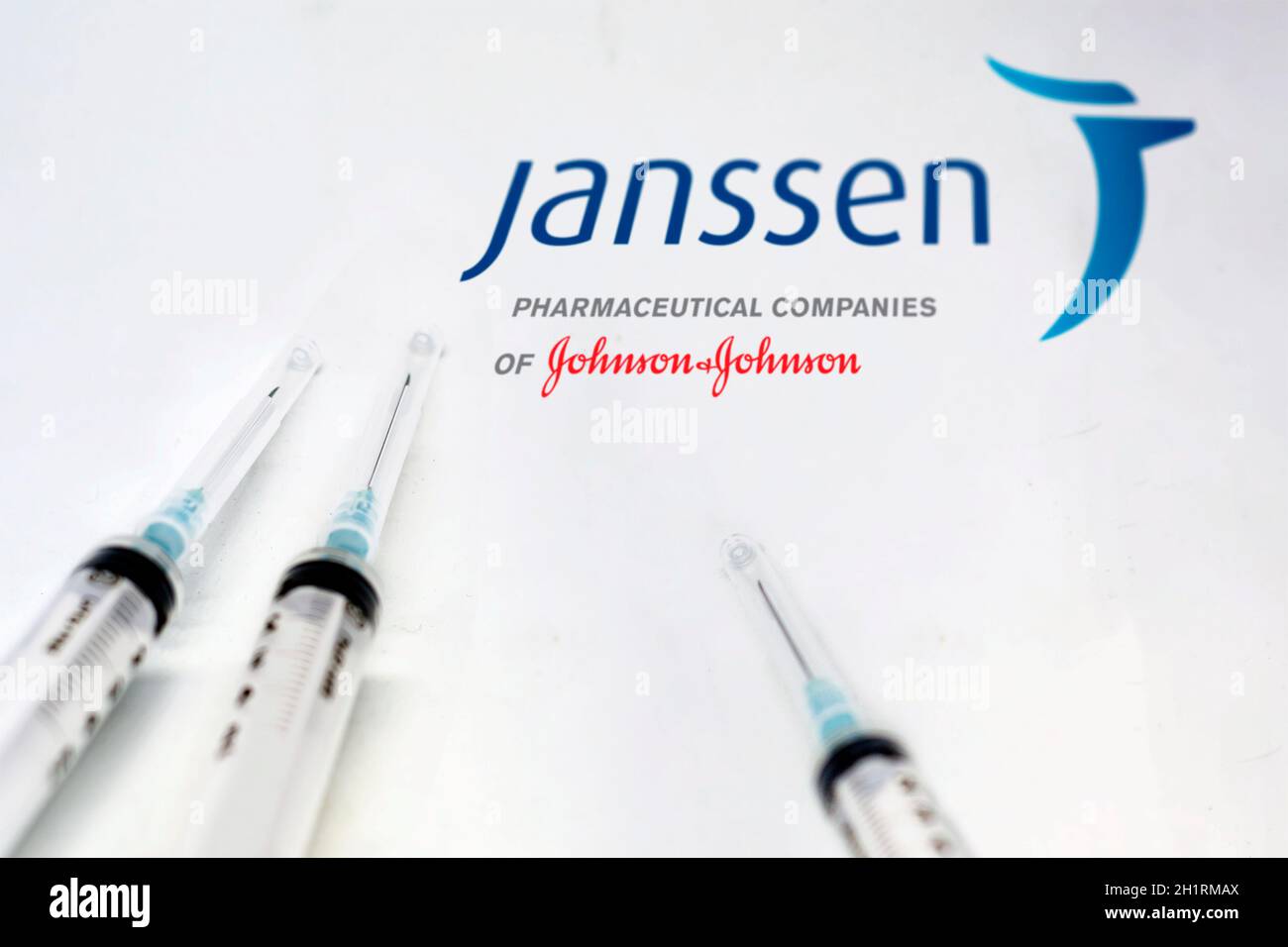 New York USA, 10. februar 2021: Drei Spritzen neben dem Janssen-Logo isoliert auf weißem Hintergrund. Janssen ist ein Johnson und Johnson Unternehmen, das Stockfoto