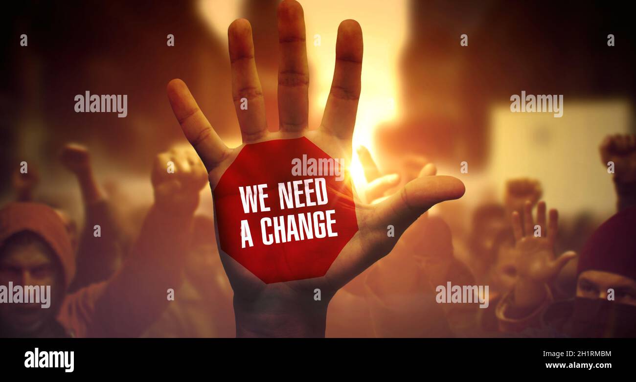 Wir brauchen Eine Veränderung. Soziale Aktivisten protestieren und kämpfen für ihre Rechte. Aus nächster Nähe bei erhobener Hand. Stockfoto