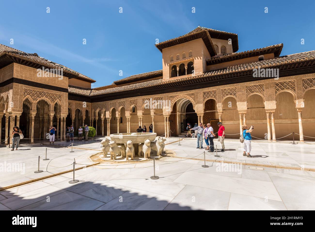 Granada, Spanien - 19. Mai 2014: Touristen in den Hof der Löwen in der Alhambra in Granada, Spanien - Meisterwerk der maurischen Architektur (14. Stockfoto