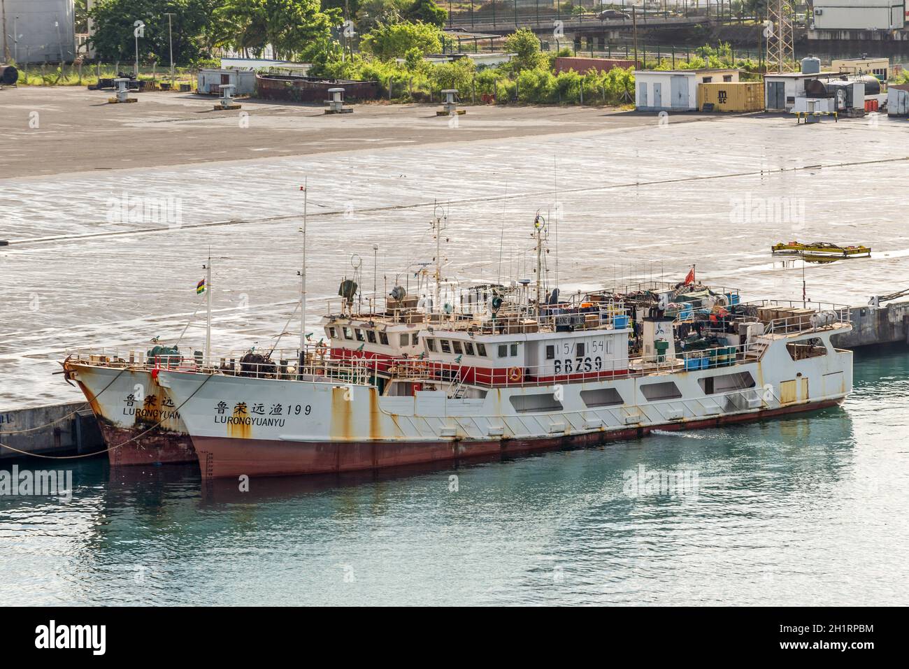 Port Louis, Mauritius - 25. Dezember 2015: Fischereifahrzeuge LURONGYUANYU Morgens Dunst in Port Louis, Mauritius. Stockfoto