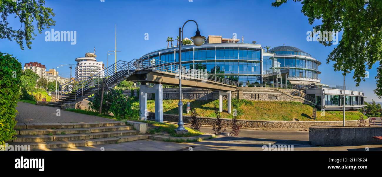 Kiew, Ukraine 07,11.2020. Brücke der Küsse im Park der ewigen Herrlichkeit, Kiew, Ukraine, an einem sonnigen Sommermorgen Stockfoto