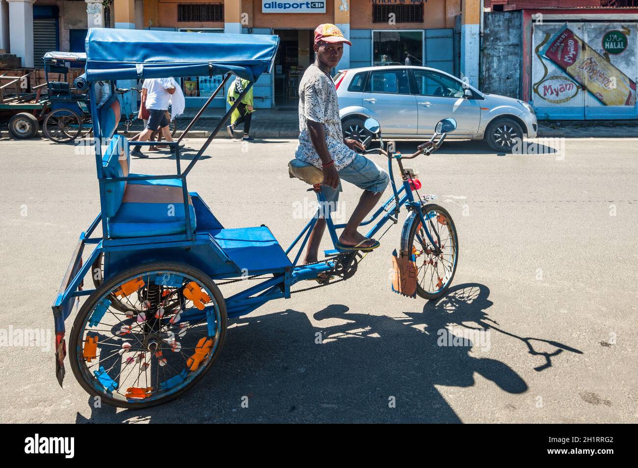 Toamasina, Madagaskar - 22. Dezember 2017: Madagassische Mann, Rikscha, ruht während des Wartens auf Kunden in Toamasina (Tamatave), Madagaskar, Osten Af Stockfoto