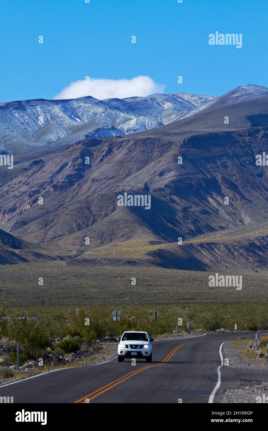Fahrzeug auf der Straße, das über die Panamint Range nach Death Valley, Death Valley National Park, Mojave Desert, Kalifornien, USA, fährt Stockfoto