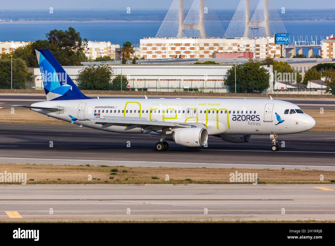 Lissabon, Portugal - 24. September 2021: Airbus A320 von Azores Airlines am Flughafen Lissabon (LIS) in Portugal. Stockfoto