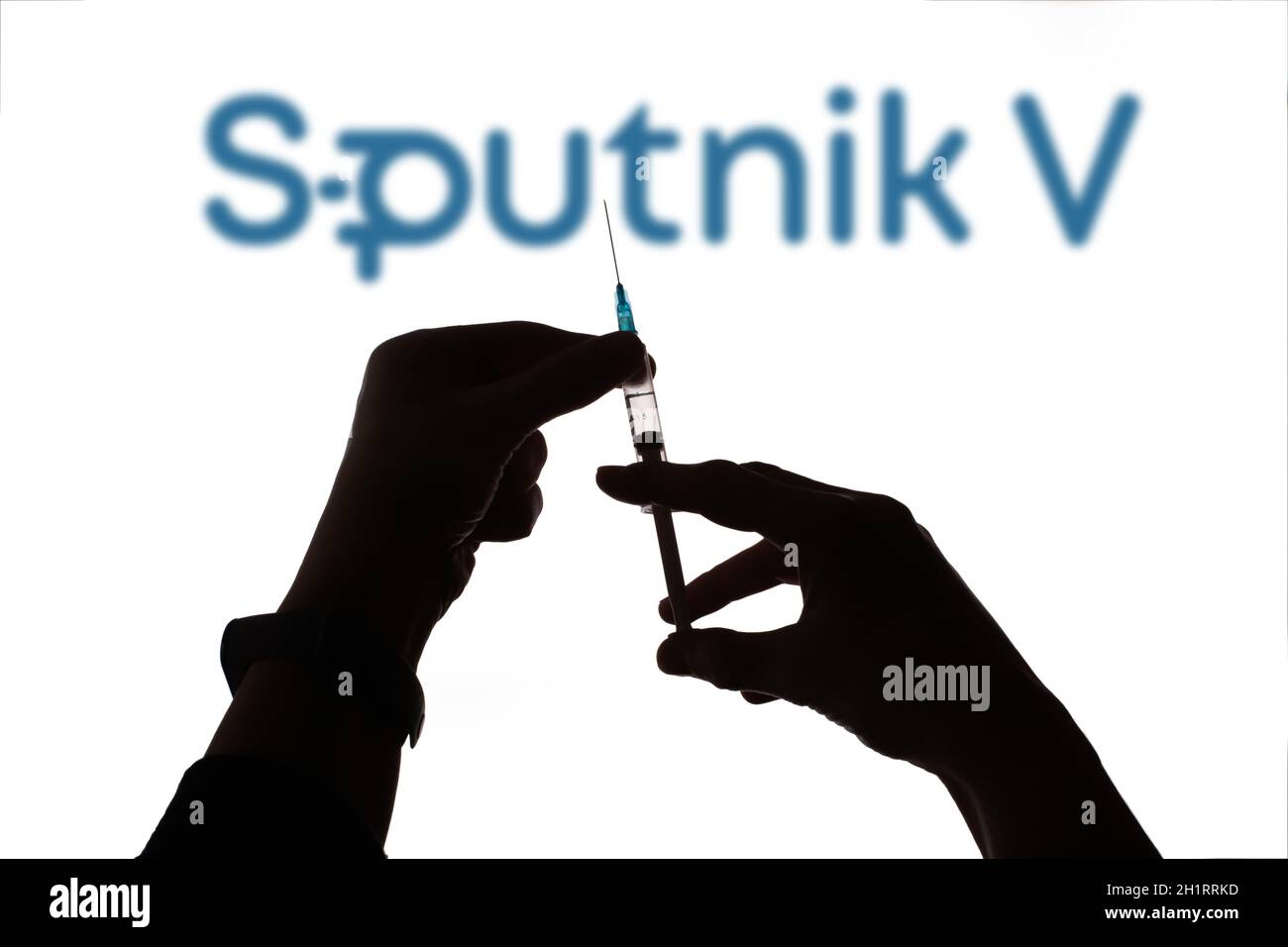 Cluj-Napoca, Rumänien - 15. März 2021: Neuer Coronavirus-Impfstoff Sputnik V-Konzept, verschwommenes Sputnik V-Logo auf dem Hintergrund. Covid-19, 2019-NCoV pande Stockfoto