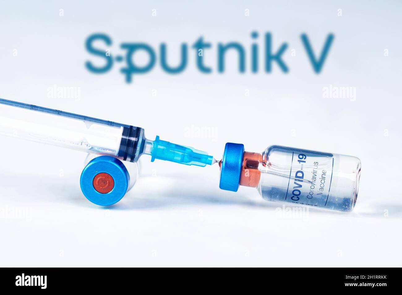 Cluj-Napoca, Rumänien - 15. März 2021: Neuer Coronavirus-Impfstoff Sputnik V-Konzept, verschwommenes Sputnik V-Logo auf dem Hintergrund. Covid-19, 2019-NCoV pande Stockfoto