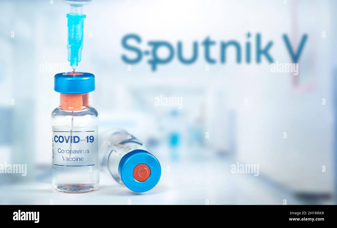 Cluj-Napoca, Rumänien - 15. März 2021: Neuer Coronavirus-Impfstoff Sputnik V-Konzept, verschwommenes Sputnik V-Logo auf dem Hintergrund. Covid-19, 2019-NCoV pande Stockfoto