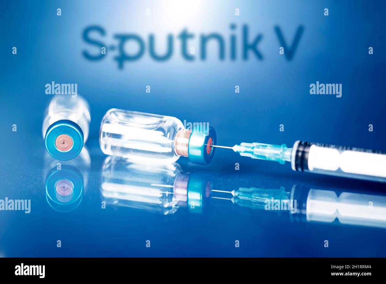 Cluj-Napoca, Rumänien - 15. März 2021: Neuer Coronavirus-Impfstoff Sputnik V-Konzept, verschwommenes Sputnik V-Logo auf dem Hintergrund. Covid-19, 2019-NCoV pande Stockfoto