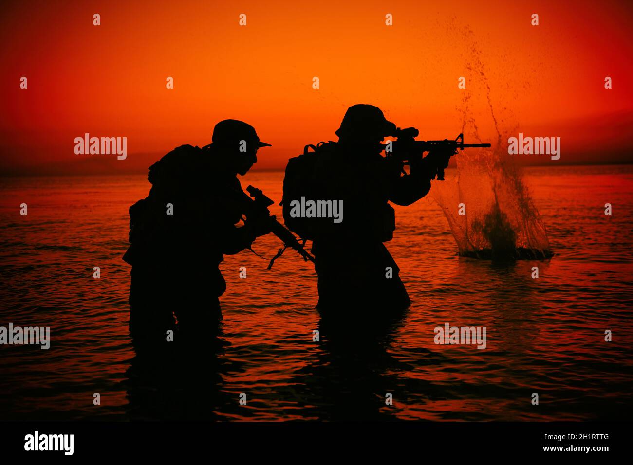 Armee Soldaten Team, Spezialeinsatzkräfte Infanteristen Landung auf See, zielen und schießen mit Service Gewehr während des Brands an Land auf even Stockfoto