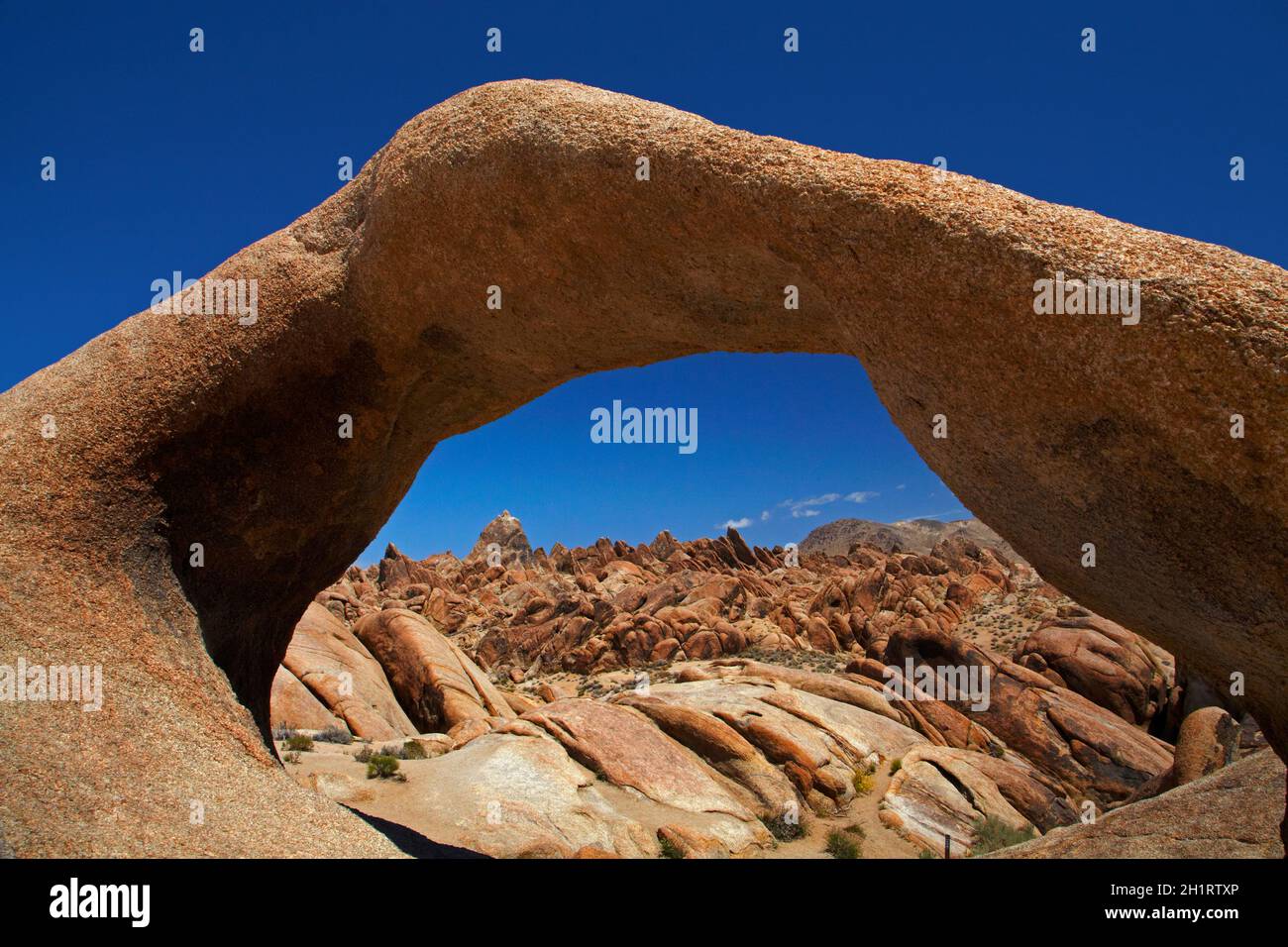 Mobius Arch, Alabama Hills, und Schnee auf Sierra Nevada Bergkette in der Nähe von Lone Pine, Inyo County, Kalifornien, USA Stockfoto