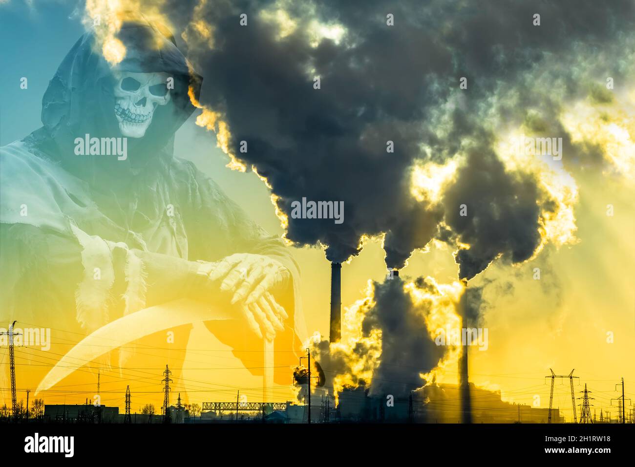 Sonnenuntergang über der Industriestadt.Fabrikschornsteine Rauch.Umweltproblem der Umwelt-und Luftverschmutzung.Klimawandel, Umwelt Stockfoto