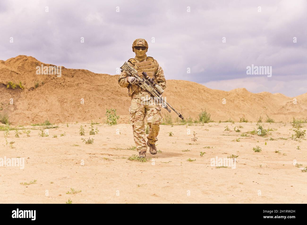 Voll ausgestattete und bewaffnete Spezialeinheiten Soldat in der Wüste, Armee Anti-Terror-Missionen Konzept. Stockfoto
