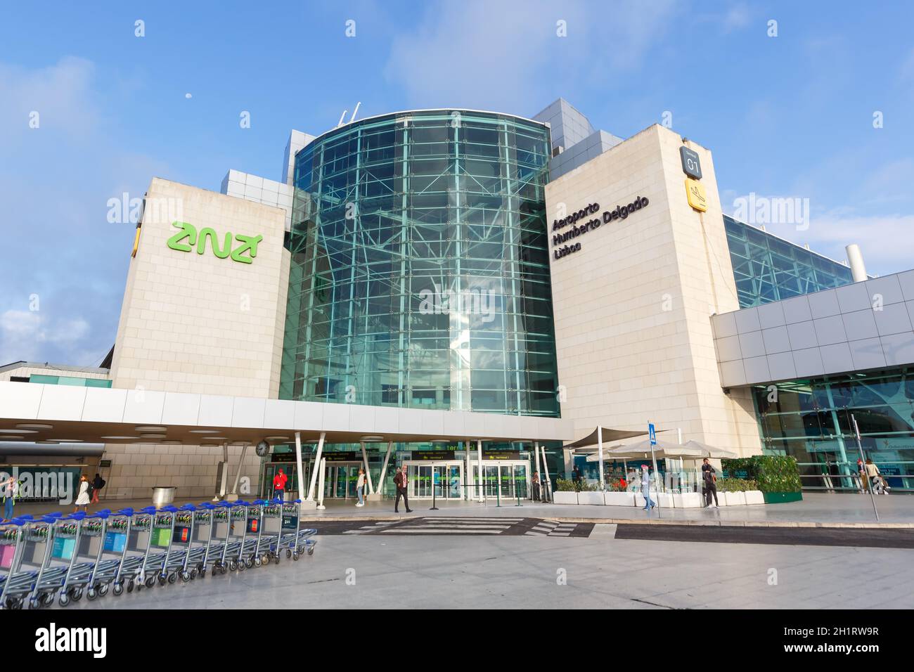 Lissabon, Portugal - 25. September 2021: Terminal des Flughafens Lissabon (LIS) in Portugal. Stockfoto