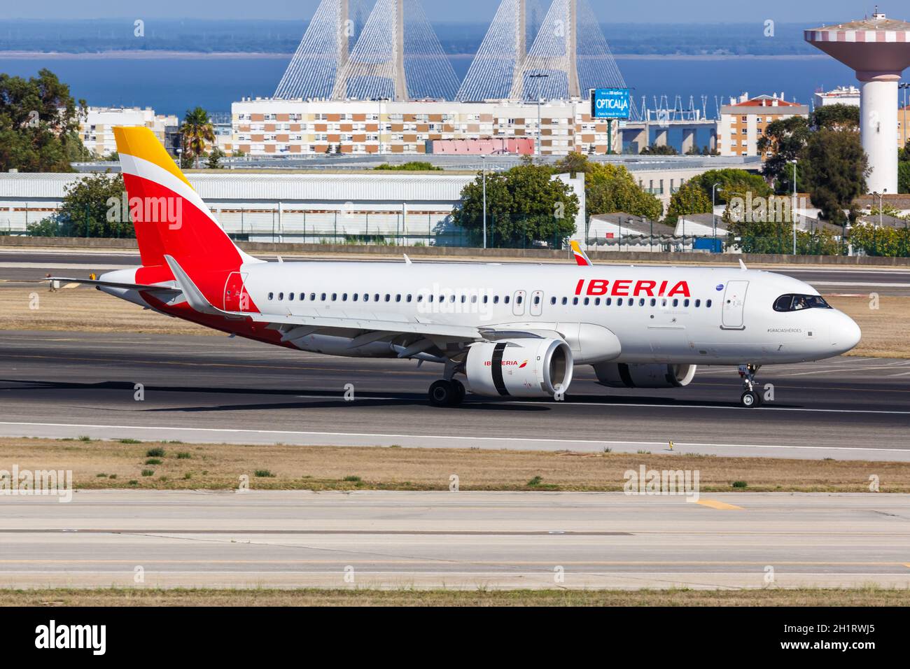 Lissabon, Portugal - 24. September 2021: Iberia Airbus A320neo am Flughafen Lissabon (LIS) in Portugal. Stockfoto