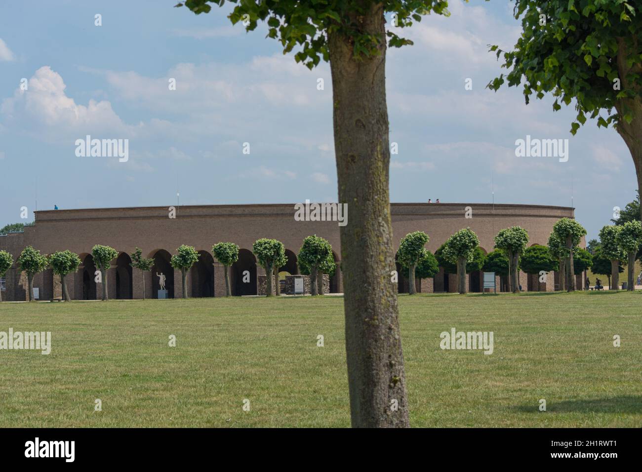 XANTEN, NRW, DEUTSCHLAND - 23. JUNI 2019: Ruinen eines Amphitheaters in einer antiken erotischen Stadt. Blick in ein Röman-Amphitheater Stockfoto