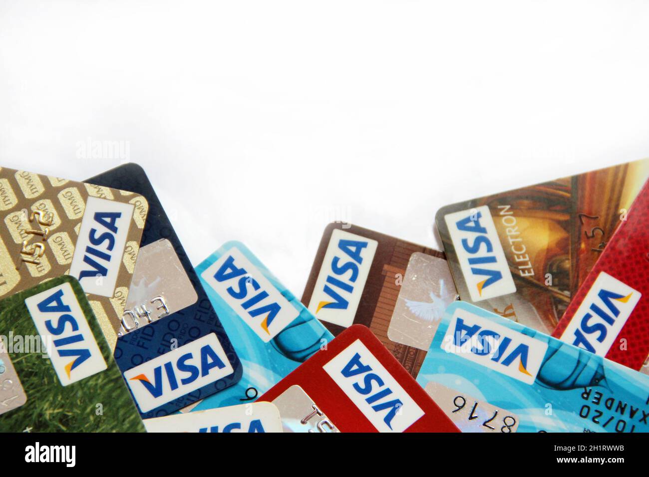 Kreditkarten von VISA mit Kopierplatz. Kreditkarten mit VISA Markenimage. Nahaufnahme von vielen VISA Kreditkarten. Plastikbankkarten von VISA. International Stockfoto