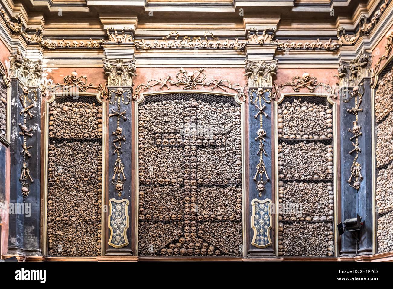 Mailand, Italien - Ca. August 2020. Ossuary Kapelle in San Bernardino alle Ossa Kirche. Jedes architektonische Detail ist mit menschlichen Knochen verkleidet. Stockfoto