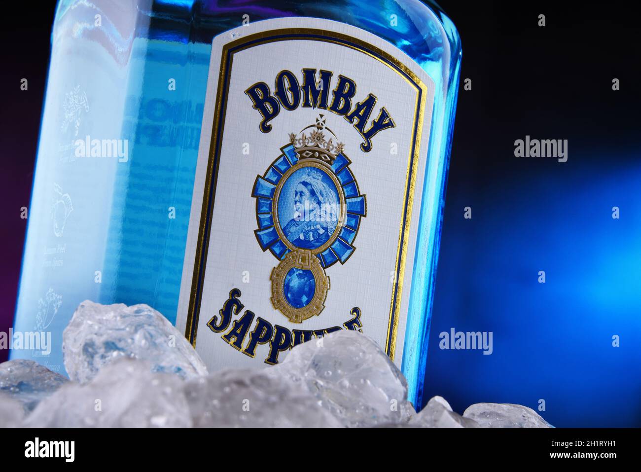 POZNAN, POL - JAN 22, 2021: Flasche Bombay Sapphire, eine Marke von Gin vertrieben von Bacardi. 1987 von International Destil auf den Markt gebracht Stockfoto