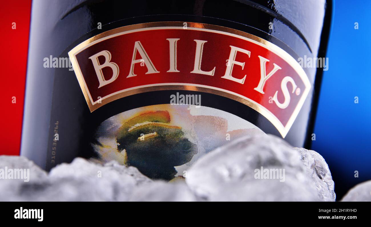 POZNAN, POL - 27. JAN 2021: Flasche Baileys Irish Cream, ein irischer Likör auf Whiskey- und Cremebasis, hergestellt von Gilbeys aus Irland. Marke ist derzeit Eigentümer Stockfoto