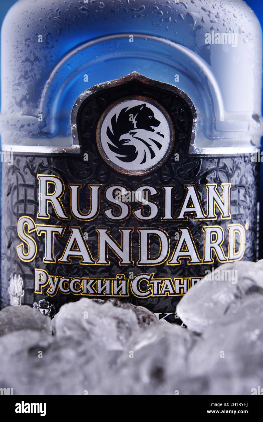 POZNAN, POL - 27. JAN 2021: Flasche Russian Standard Vodka, die Welt-Nr.. 1 russischer Premium-Wodka Stockfoto