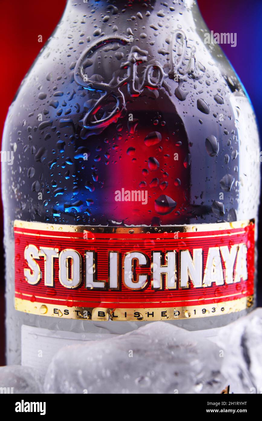 POSEN, POL - 28. JAN 2021: Flasche Stolichnaya, beliebte Marke des russischen Wodkas aus Weizen und Roggen Stockfoto