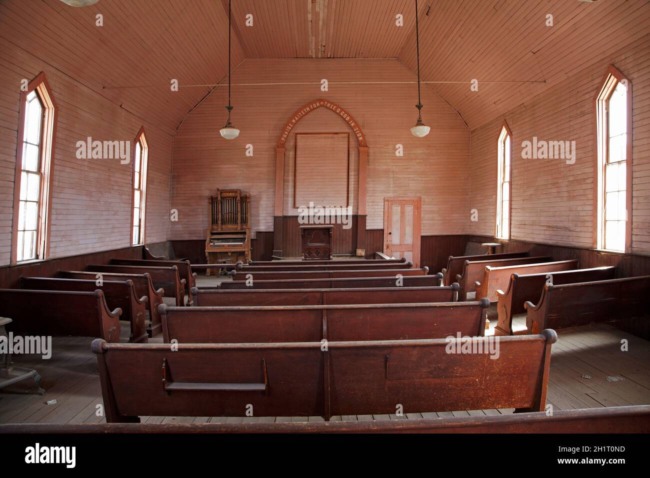 Innerhalb der Kirche, Green Street, Bodie Ghost Town, 8379 Fuß / 2554 m Höhe, Bodie Hills, Mono County, Eastern Sierra, Kalifornien, Usa. Stockfoto