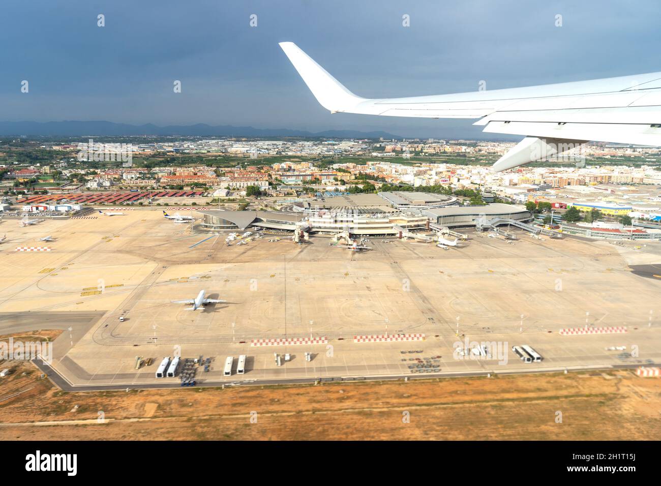 VALENCIA, SPANIEN - 06. Sep 2021: Ein Blick auf den Flughafen von einem gerade abgefahrenen Flugzeug in Valencia, Spanien Stockfoto