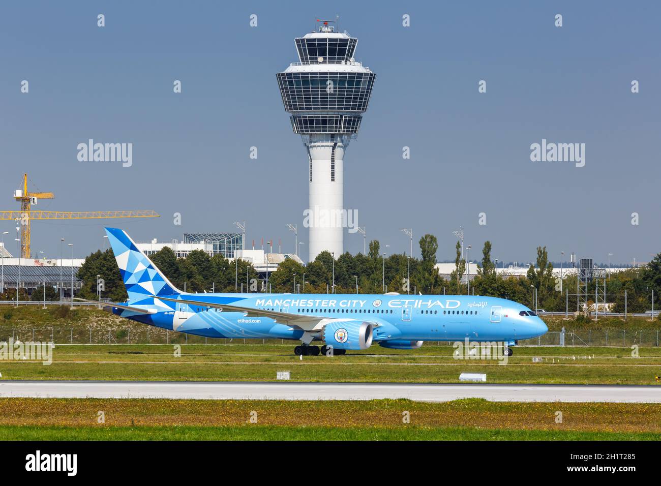 München, Deutschland - 9. September 2021: Etihad Boeing 787-9 Dreamliner mit der Manchester City-Sonderlivery am Flughafen München (MUC) in deutscher Sprache Stockfoto