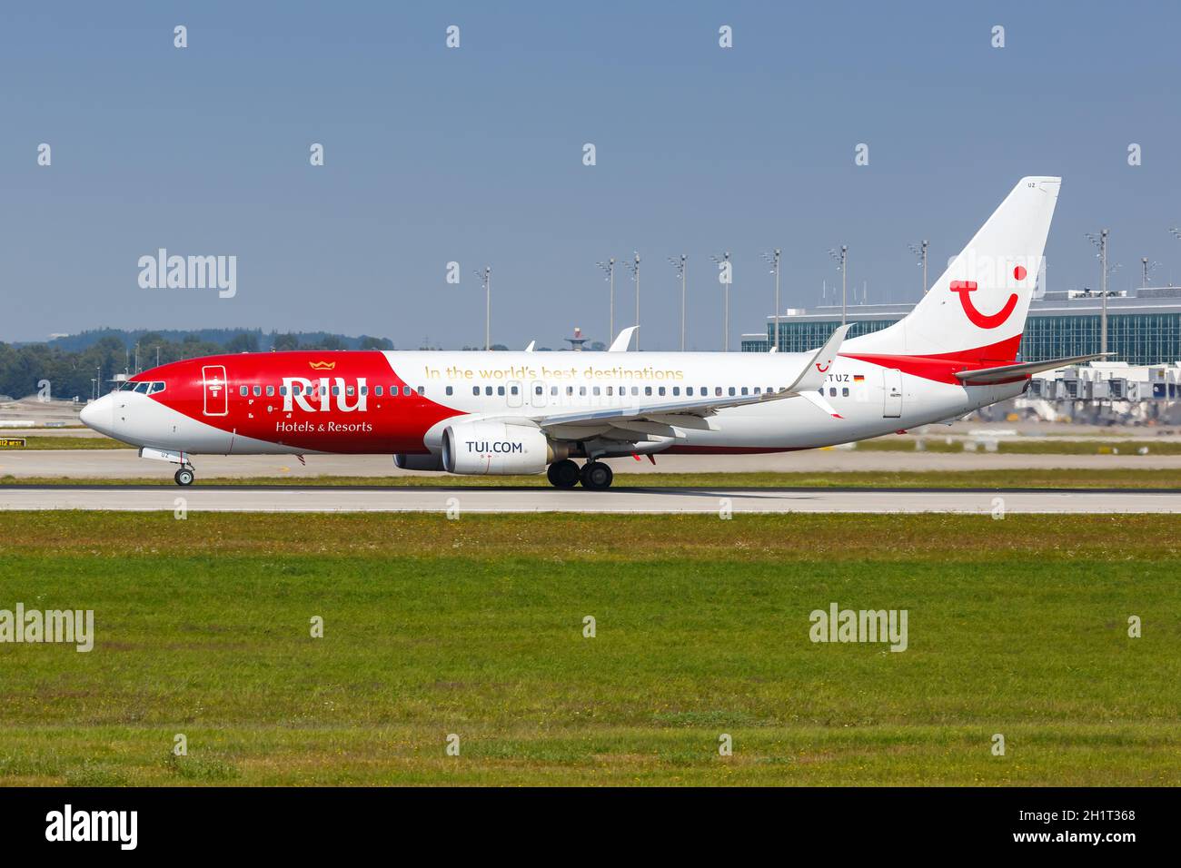 München, 9. September 2021: TUI Boeing 737-800 mit der Sonderlivery des RIU Hotels Resorts am Flughafen München (MUC) in Deutschland. Stockfoto