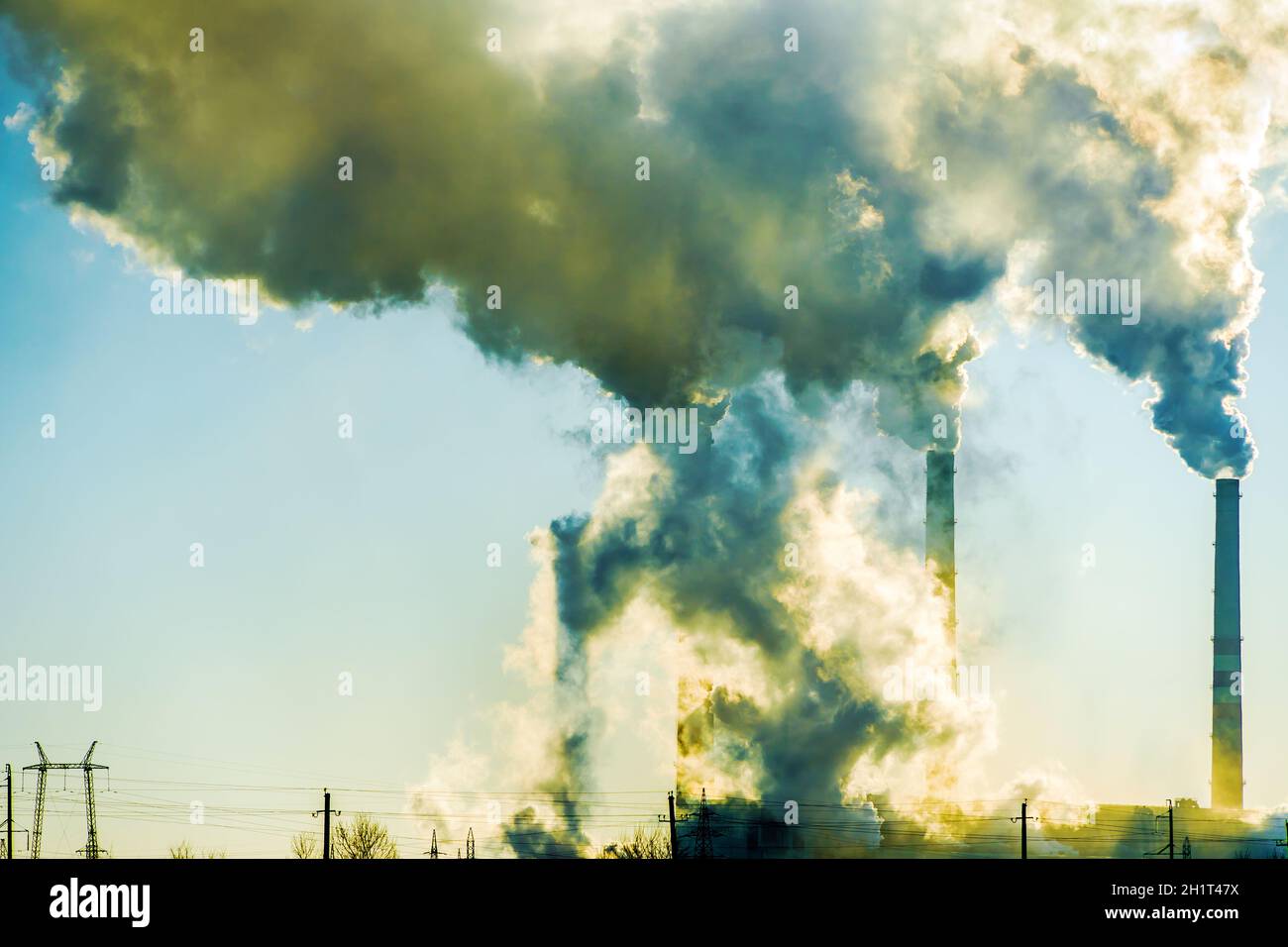 Rauchen Fabrik Schornsteine.Umweltproblem der Verschmutzung der Umwelt und der Luft In großen Städten.Klimawandel, Ökologie und globale Erwärmung.der Himmel i Stockfoto