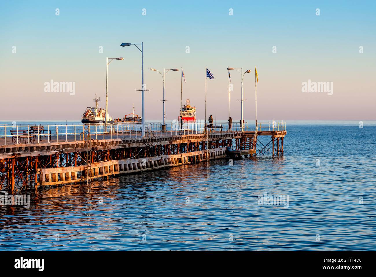 Pier bei Sonnenuntergang, Limassol, Zypern Stockfoto