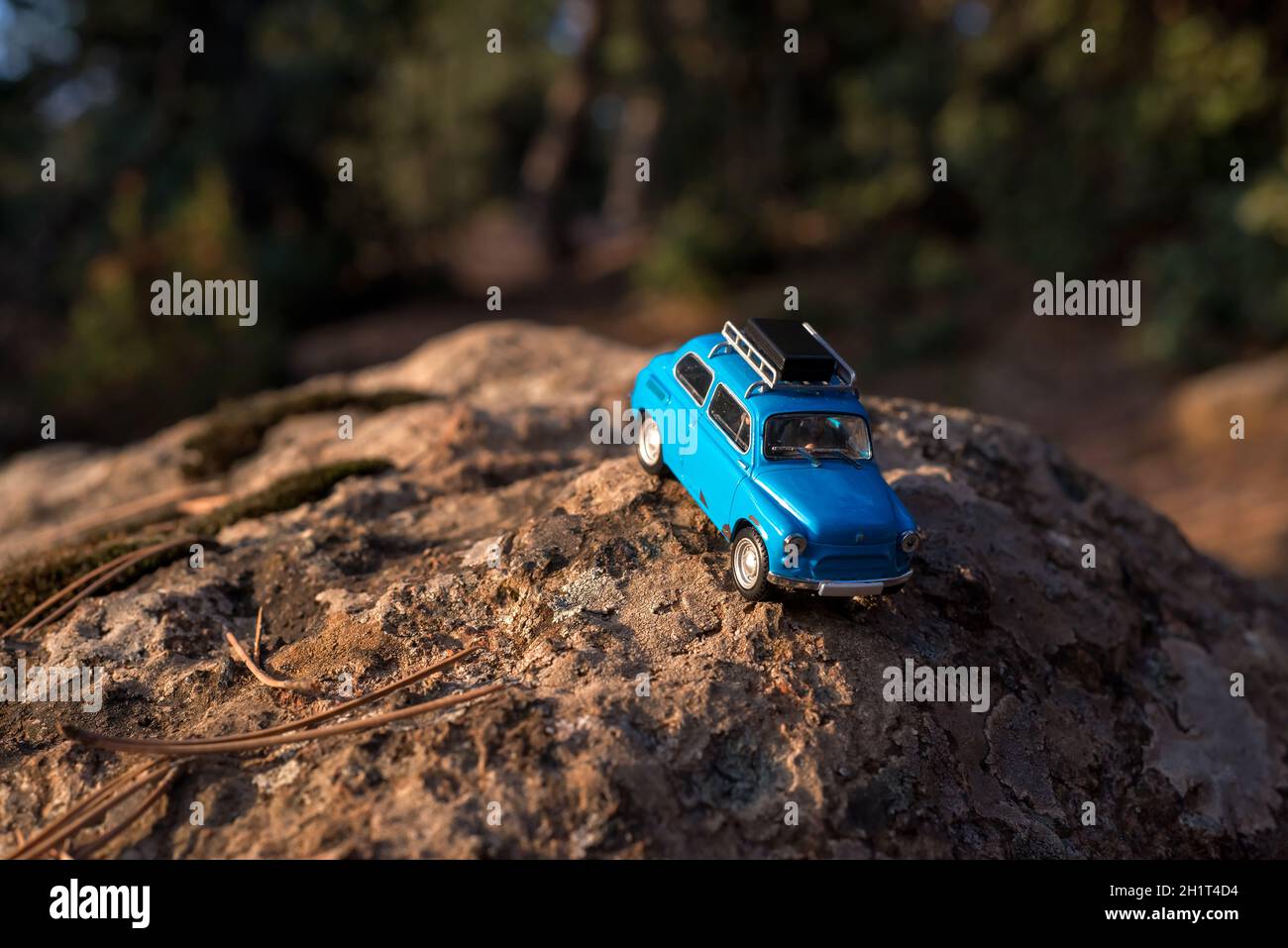 Spielzeugauto auf dem Felsen Stockfoto