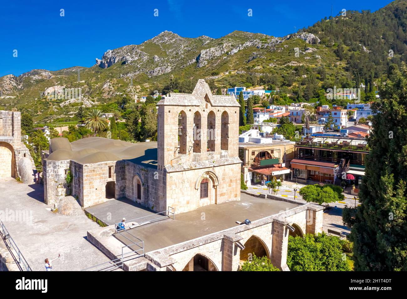 Mittelalterliche Abtei Bellapais mit Dorf im Hintergrund. Berühmte Touristenattraktion von Canons regelmäßig im 13. Jahrhundert gebaut. Kyrenia-Viertel, Cypr Stockfoto