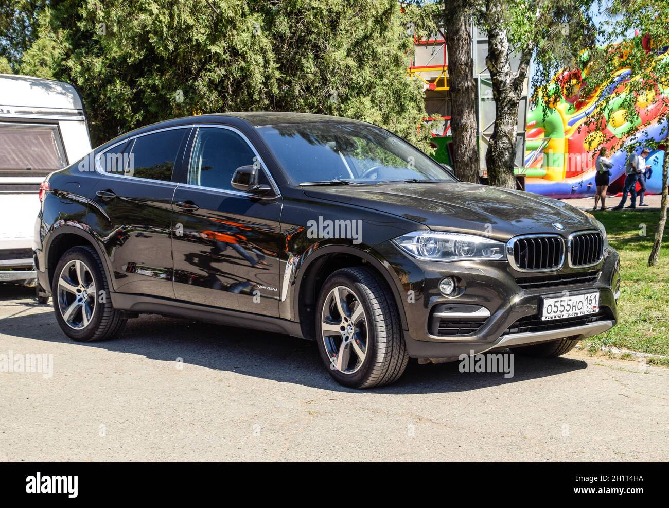 Slavyansk-on-Kuban, Russland - 1. Mai 2017: Der schwarze BMW X6 steht im Park. Ein Sportwagen der Premium-Klasse. Stockfoto