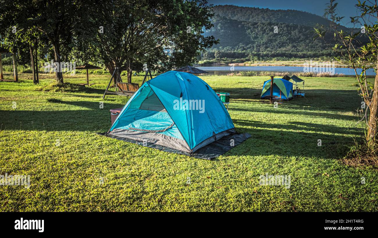 Tourist Zelt Camping in den Bergen in der Nähe von See, Khao Yai Nationalpark, Thailand Stockfoto