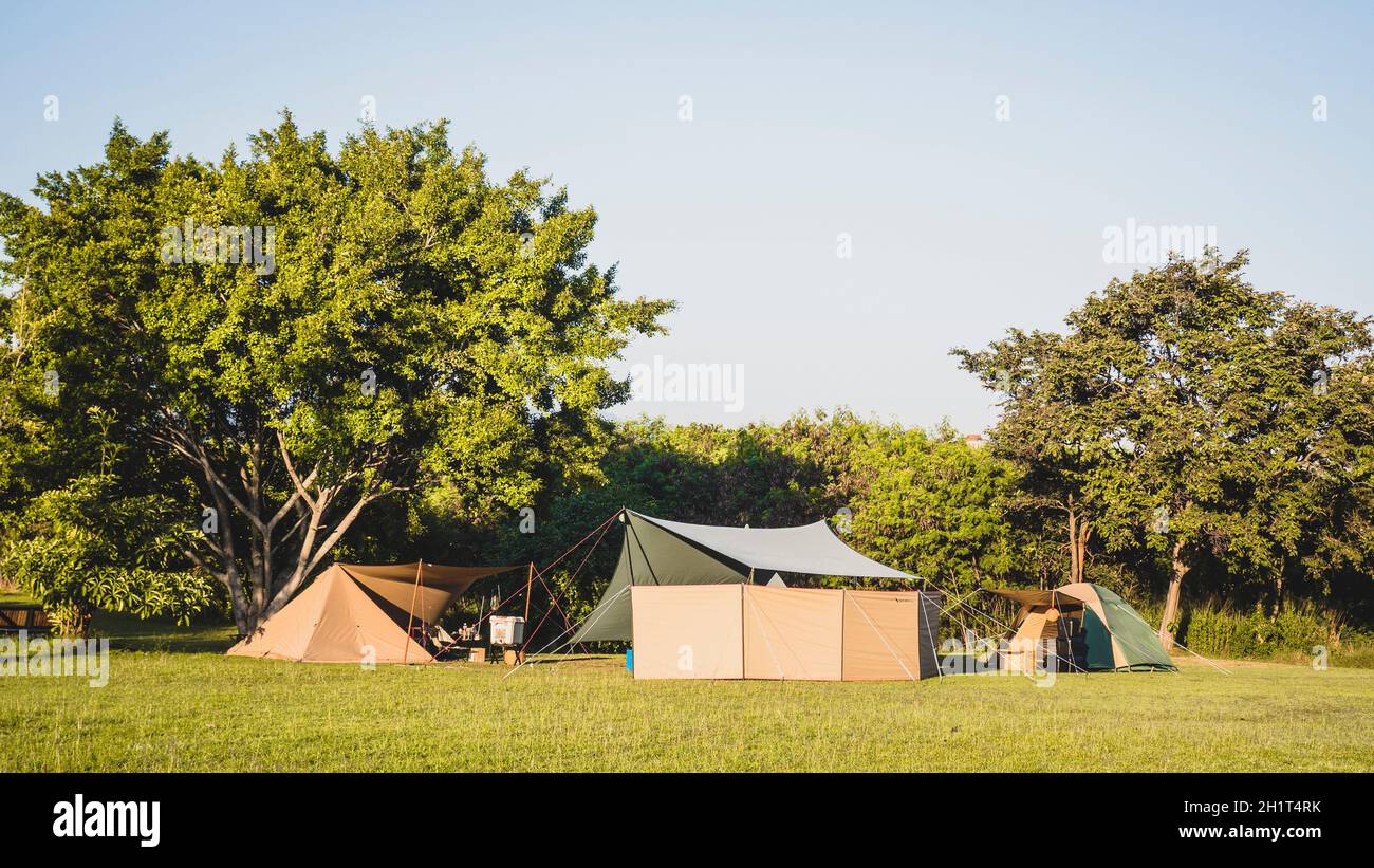 Tourist Zelt Camping in den Bergen in der Nähe von See, Khao Yai Nationalpark, Thailand Stockfoto