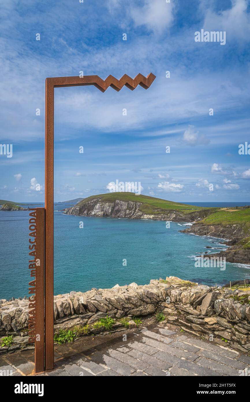 Schild Radharc na mBlascaoidi bedeutet auf Irisch Blasket Island Aussichtspunkt mit landschaftlich schönem Dunmore Head auf der Dingle Peninsula, Wild Atlantic Way, Kerry, Irland Stockfoto