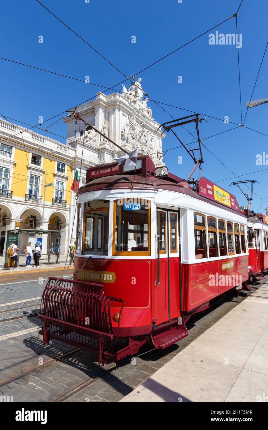 Lissabon, Portugal - 23. September 2021: Lissabon Straßenbahnen öffentlicher Verkehr Verkehr Verkehr Verkehr Porträt-Format am Triumphbogen in Portugal Stockfoto