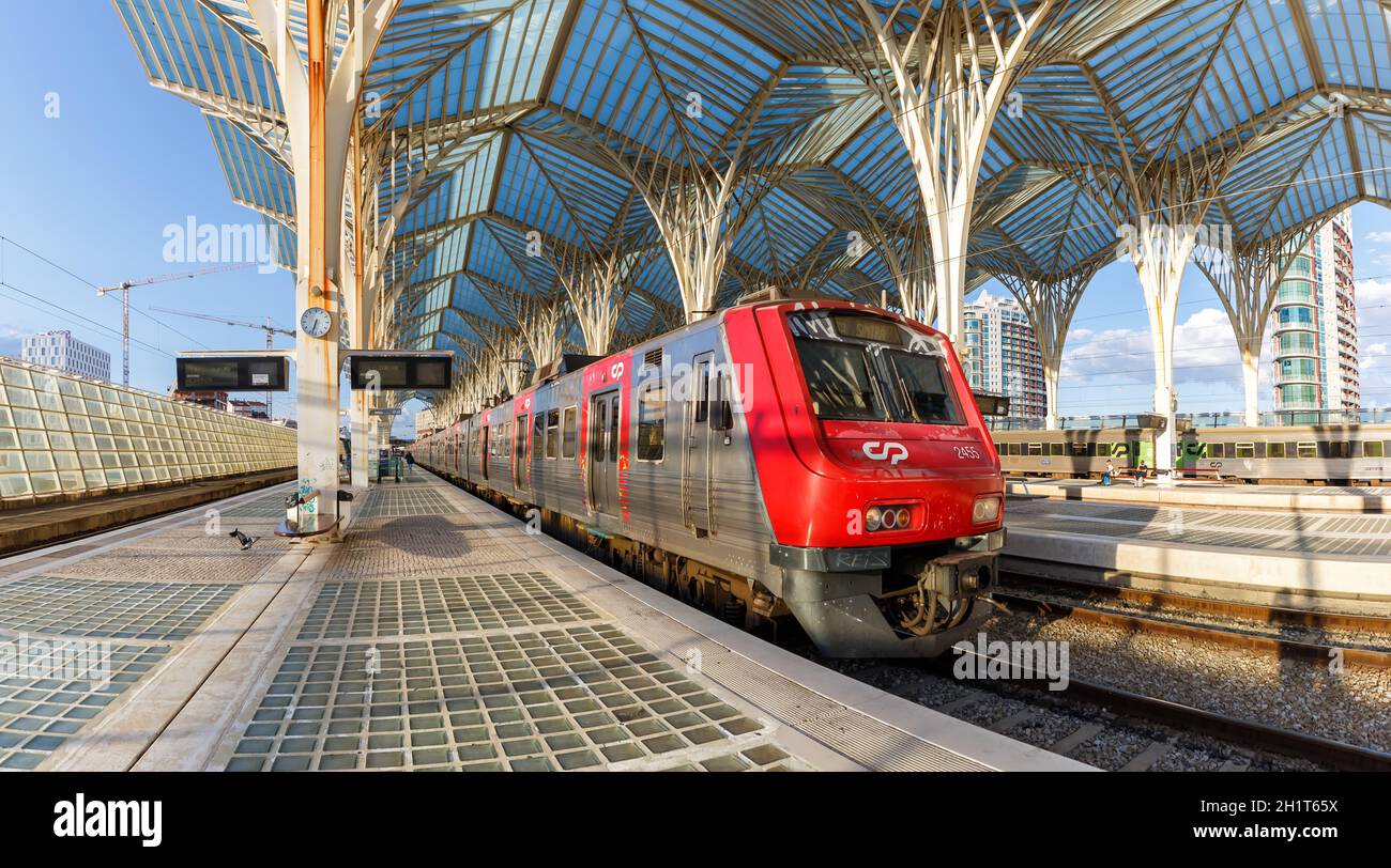 Lissabon, Portugal - 23. September 2021: Zug am Bahnhof Lissabon Lisboa Oriente Moderne Architektur in Portugal. Stockfoto