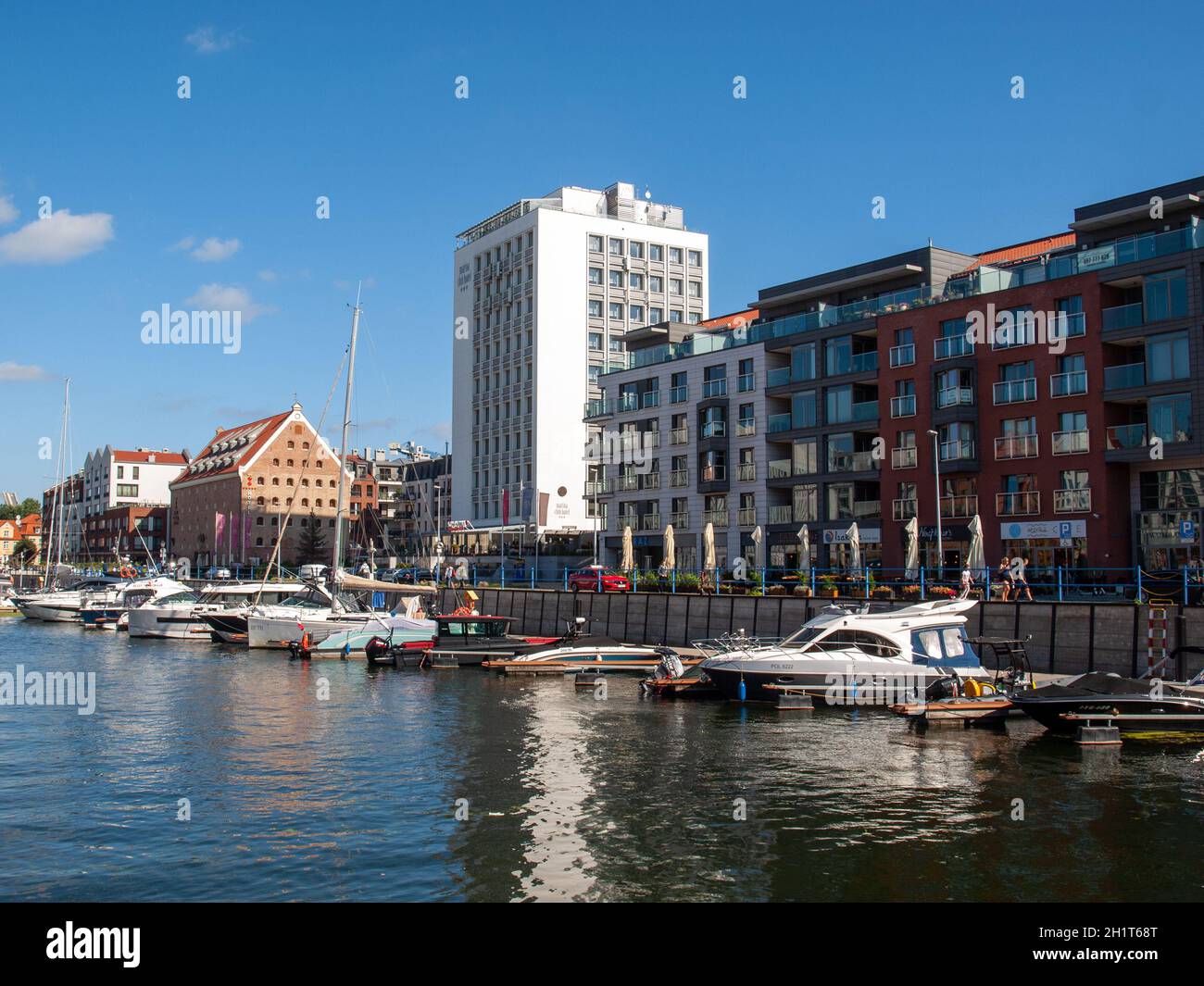 Danzig, Polen - 9. September 2020: Motorboote und Segelboote in der Marina in Danzig. Polen Stockfoto