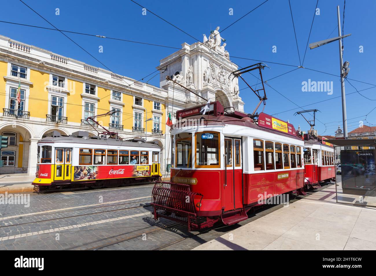 Lissabon, Portugal - 23. September 2021: Lissabon Trams ÖPNV Verkehr Verkehr am Triumphbogen in Portugal. Stockfoto