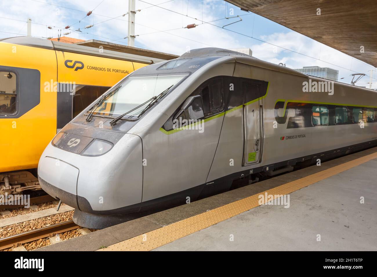 Porto, Portugal - 23. September 2021: Alfa Pendular Hochgeschwindigkeitszug am Bahnhof Porto Campanha ÖPNV in Portugal. Stockfoto