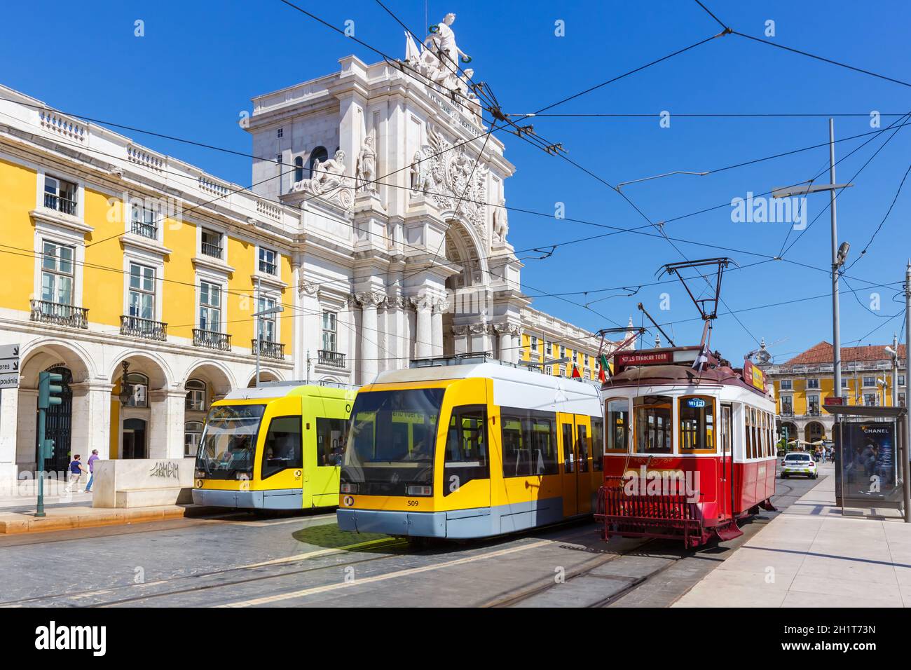 Lissabon, Portugal - 23. September 2021: Lissabon Trams ÖPNV Verkehr Verkehr am Triumphbogen in Portugal. Stockfoto
