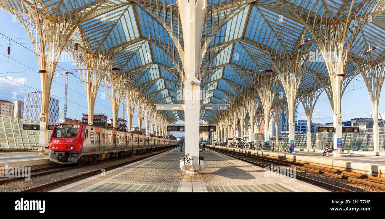 Lissabon, Portugal - 23. September 2021: Zug am Bahnhof Lissabon Lisboa Oriente Moderne Architektur in Portugal. Stockfoto