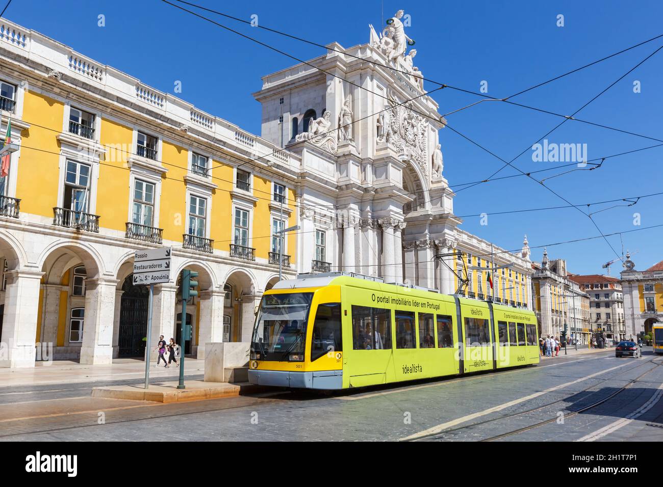 Lissabon, Portugal - 23. September 2021: Lissabon Straßenbahn Stadtbahn öffentlicher Verkehr Verkehr Verkehr Verkehr am Triumphbogen in Portugal. Stockfoto