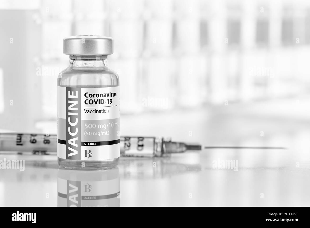 Coronavirus COVID-19 Impfstoff Fläschchen und Spritze auf reflektierender Oberfläche in der Nähe von Teströhrchen. Stockfoto