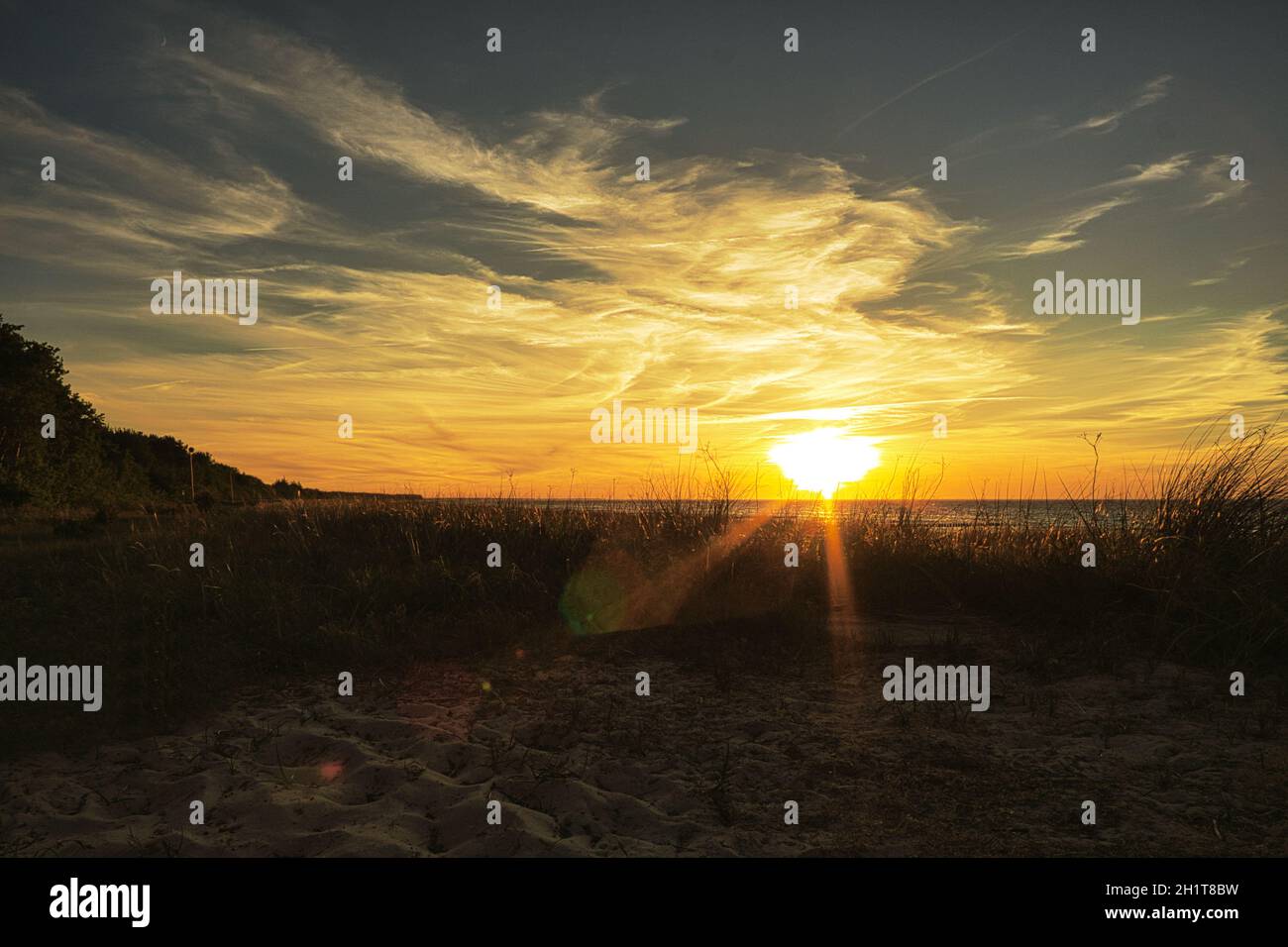 Sonnenuntergang am Strand von zingst an der ostsee. Mit Blick auf das Meer und schönen Farben des Himmels Stockfoto