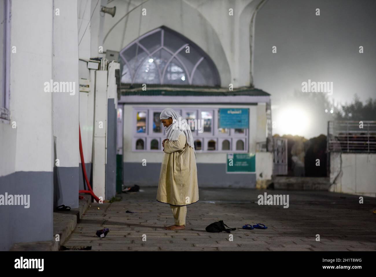 Srinagar, Indien. Oktober 2021. Eine ältere muslimische Frau betet vor dem Hazratbal-Schrein in Srinagar. Tausende muslimische Anhänger versammelten sich am Hasratbal-Schrein in der Sommerhauptstadt Srinagar, in der sich ein Relikt befindet, von dem angenommen wird, dass es sich um ein Haar aus dem Bart des Propheten Muhammed handelt, um anlässlich des Eid-e-Milad-un-Nabi, dem Jahrestag der Geburt des islamischen Propheten Muhammad, besondere Gebete zu halten. (Foto von Idrees Abbas/SOPA Images/Sipa USA) Quelle: SIPA USA/Alamy Live News Stockfoto