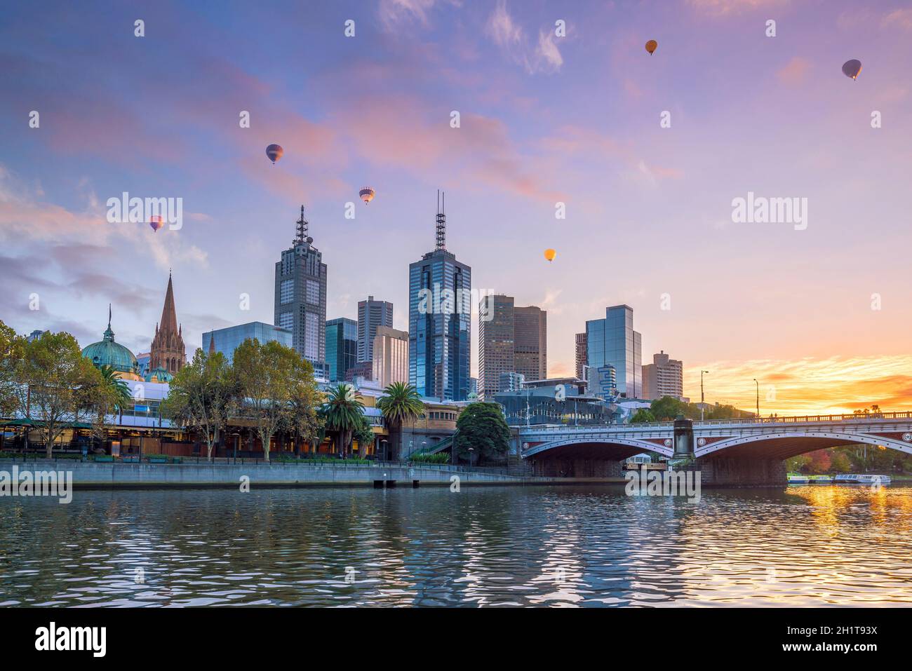 Skyline von Melbourne bei Dämmerung in Australien Stockfoto