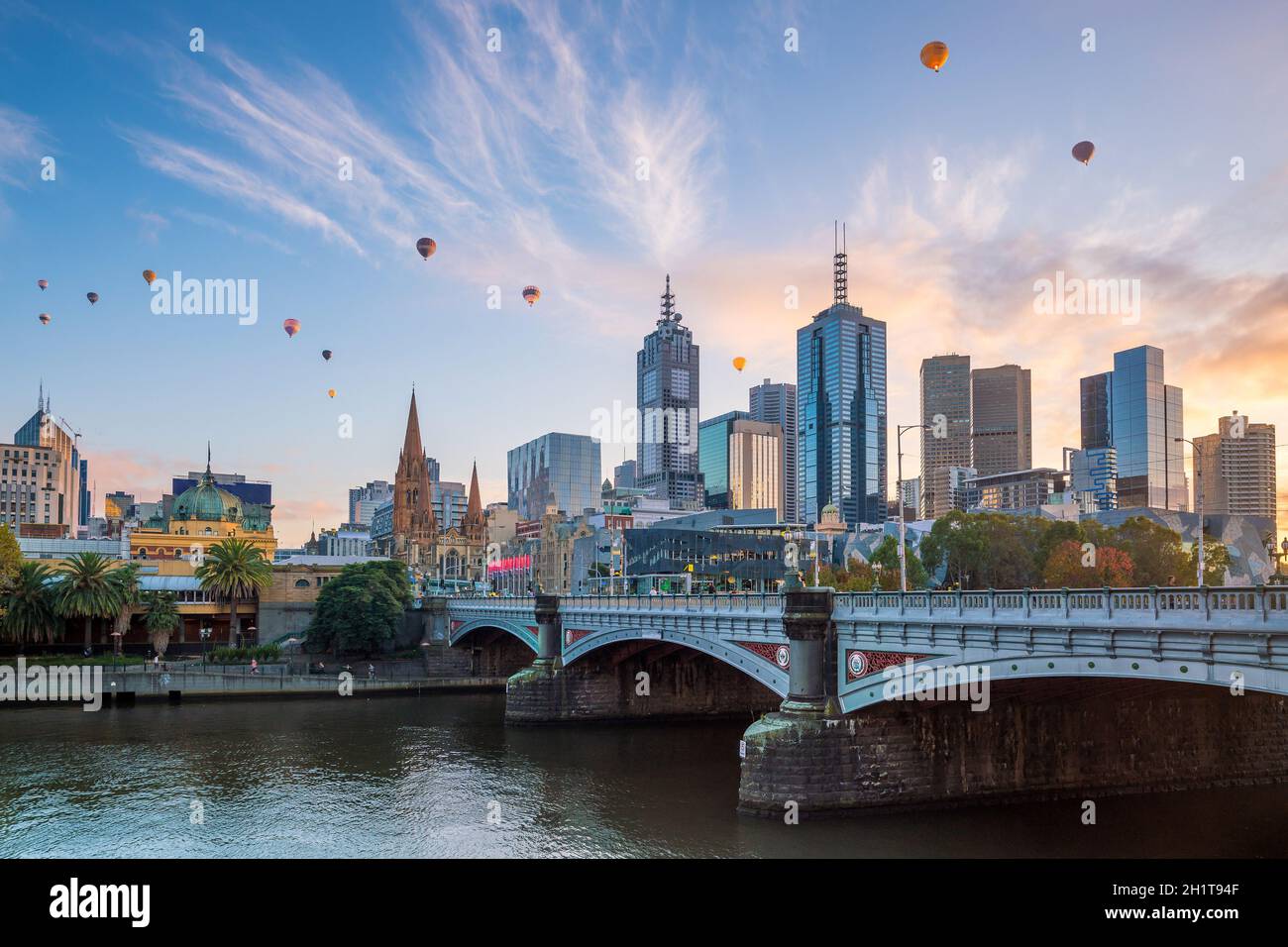 Skyline von Melbourne bei Dämmerung in Australien Stockfoto